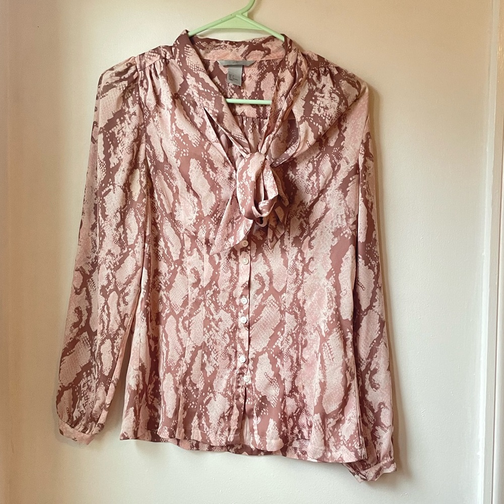 Silky snake print tie blouse